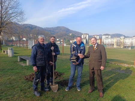 Predsednik Čebelarskega društva Henrika Peternela Celje, gospod Gorazd Gradišnik in župan občine Štore Miran Jurkošek, sta pred občinsko stavbo slavnostno zasadila podarjeno sadiko lipe. 