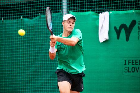 Tennis_Store_0053_240702_MKV